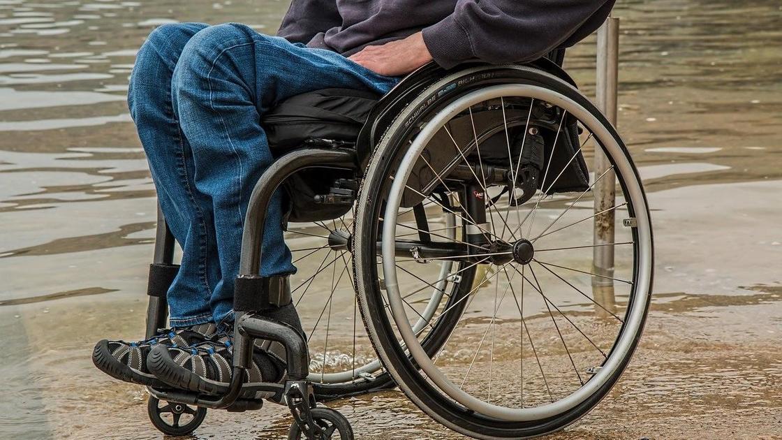Мужчина сидит в инвалидной коляске