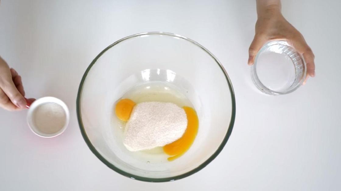 Яйца с сахаром в миске