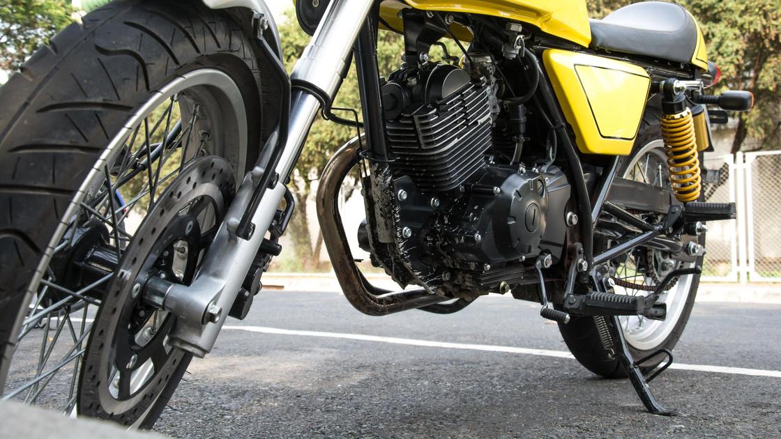 Припаркованный на улице мотоцикл