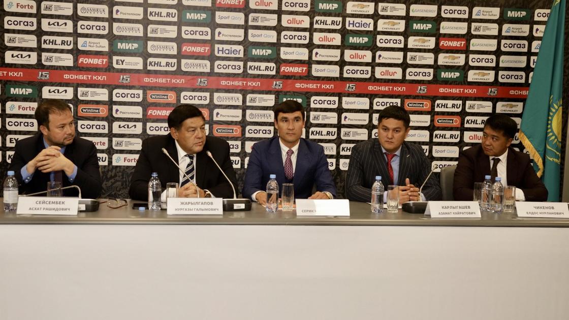 Спортсмены дают пресс-конференцию