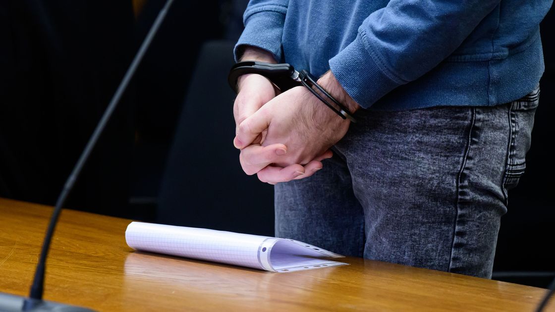 Мужчина в наручниках