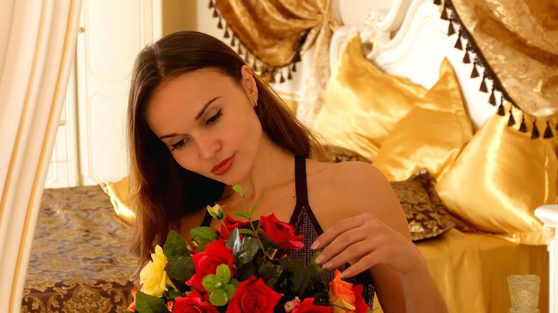 Айна алдындағы бойжеткен. Көрнекі сурет