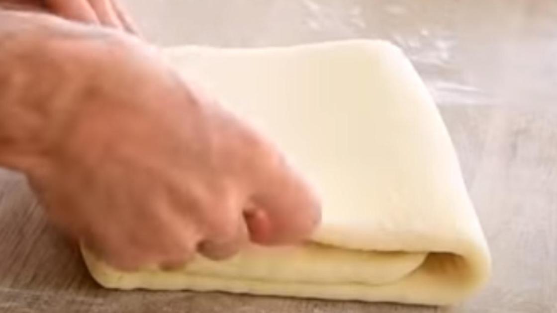 Тесто с маслом складывается слоями