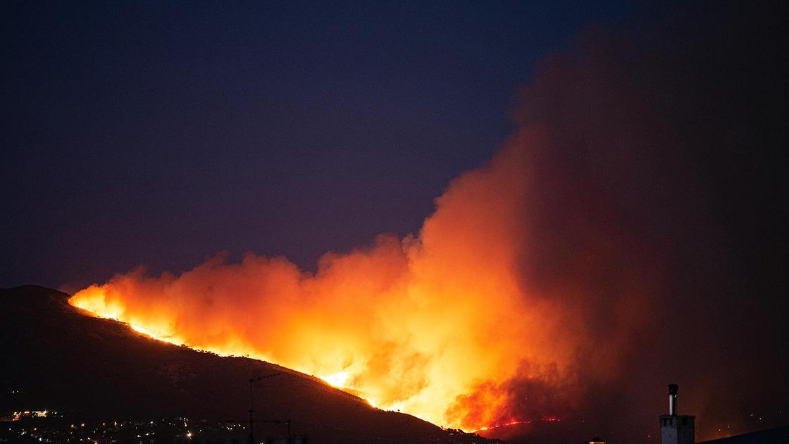 Вид на пожар в горном районе Пендели на севере Аттики