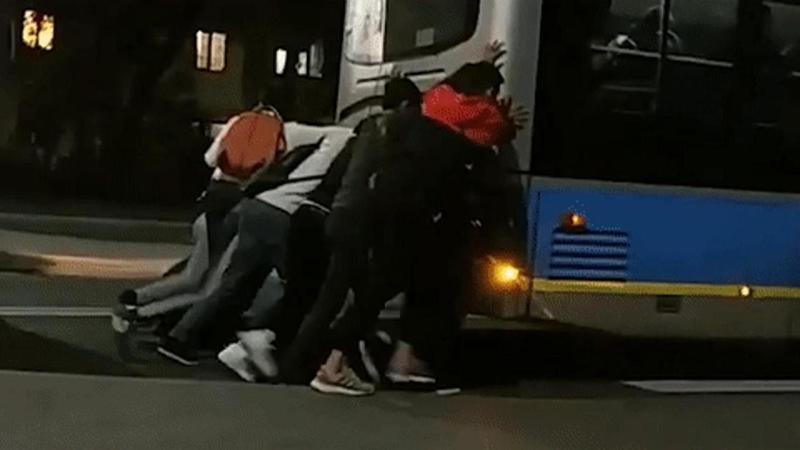 Парни толкают троллейбус