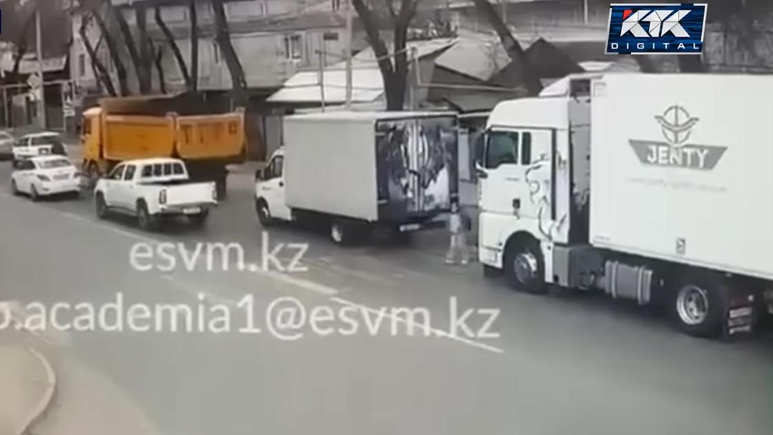 Девочка перед фурой