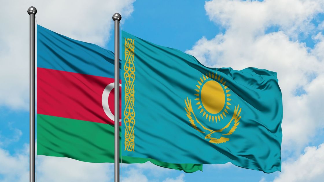 Флаги Казахстана и Азербайджана
