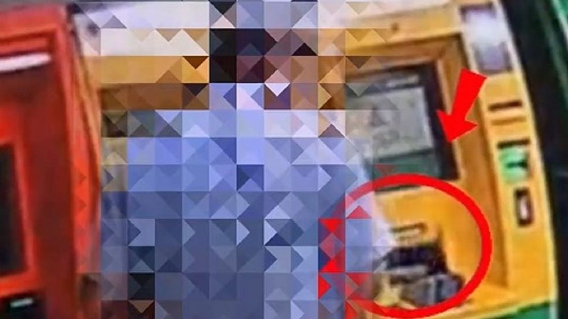 Мужчина у банкомата