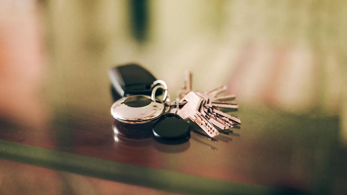 Ключи от дома лежат на столе