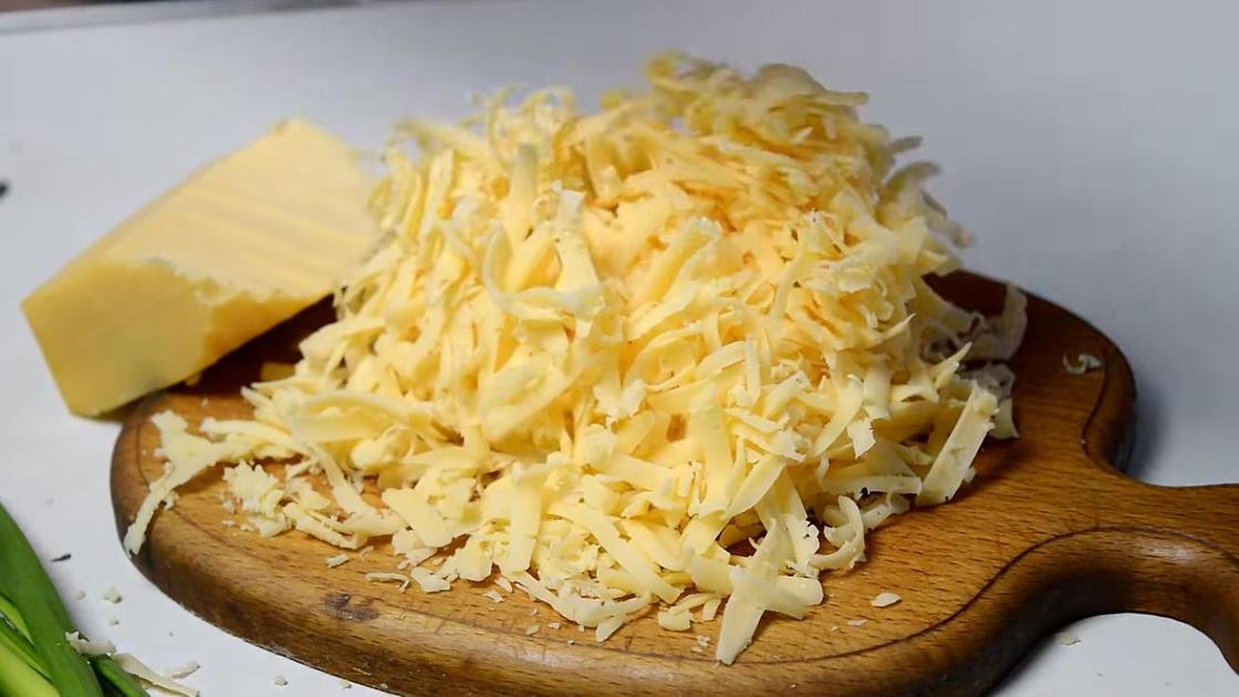 Крупно натирают сыр