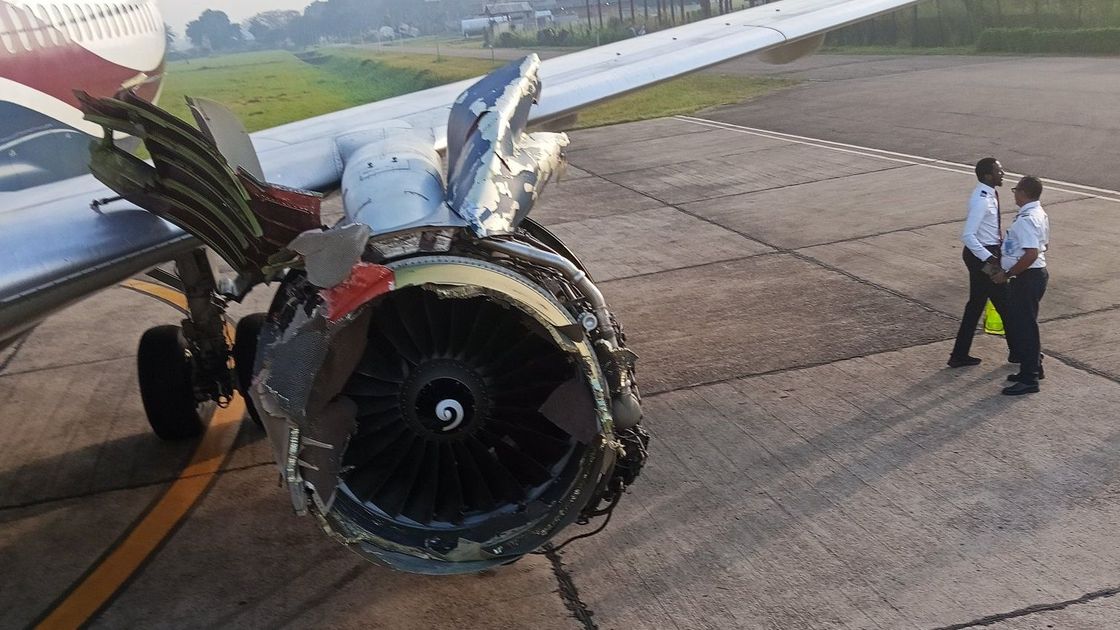 Самолет после приземления