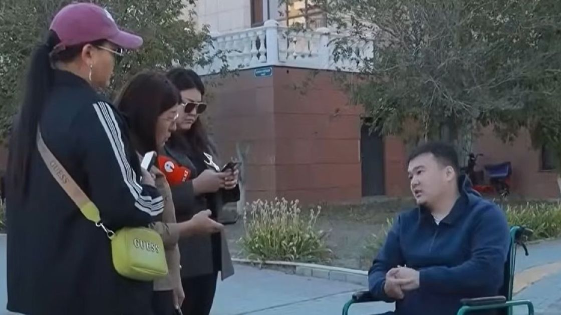 Пострадавший мужчина с журналистами