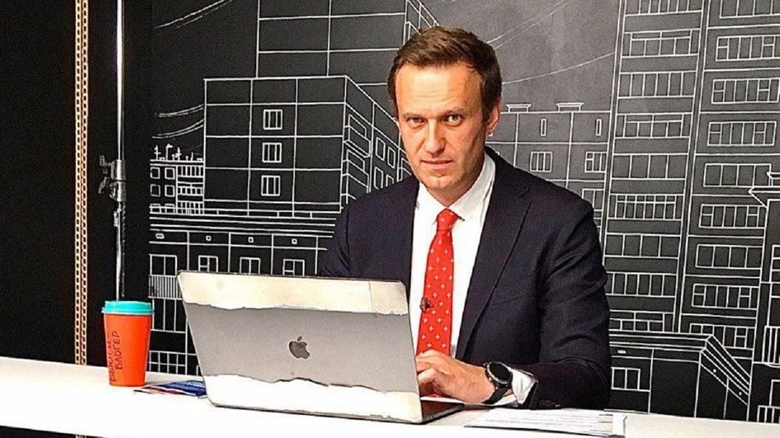 Алексей Навальный сидит за компьютером