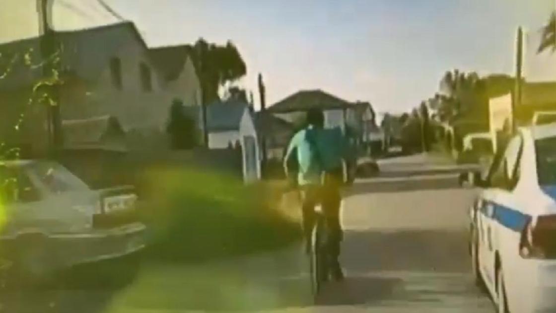 Мужчина едет на велосипеде
