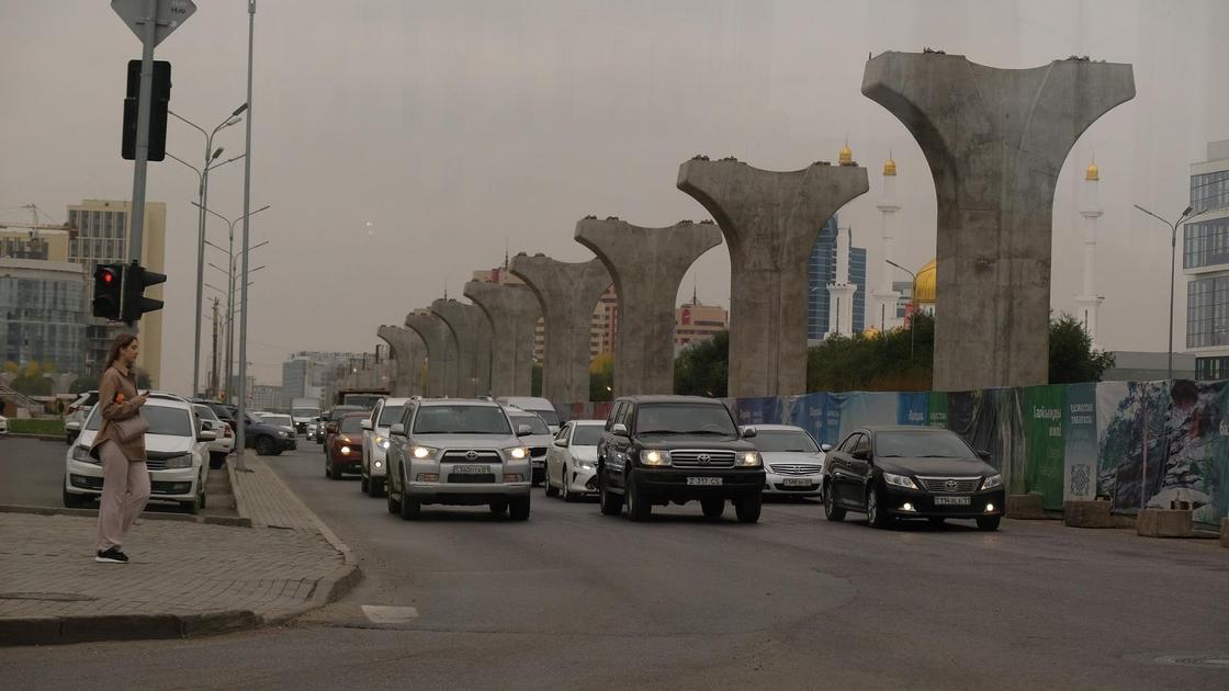 Астанадағы ЛРТ құрылысын салуға тұрғызылған бағаналар