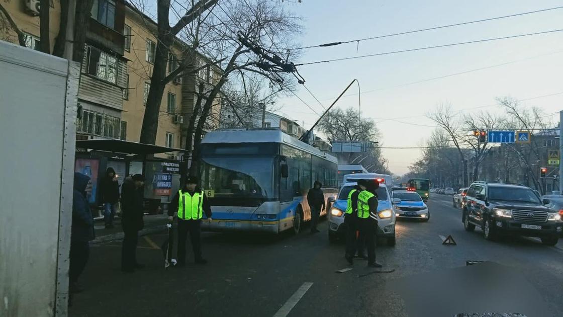 Троллейбус попал в аварию