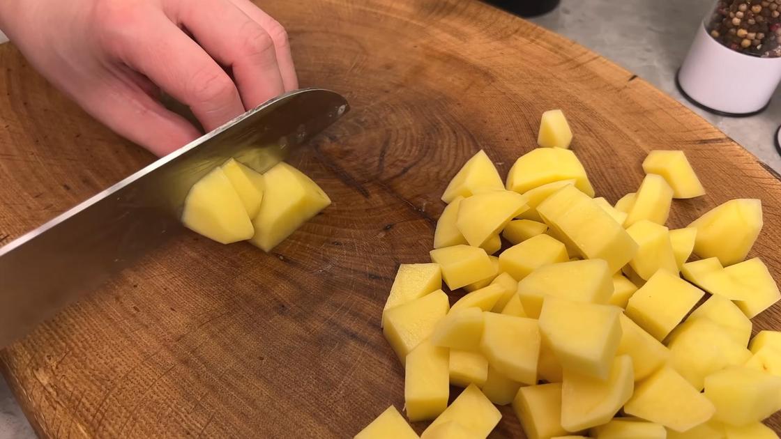 Очищенный картофель нарезают ножом