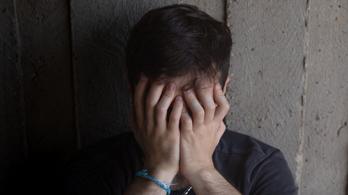 Парень закрыл лицо руками