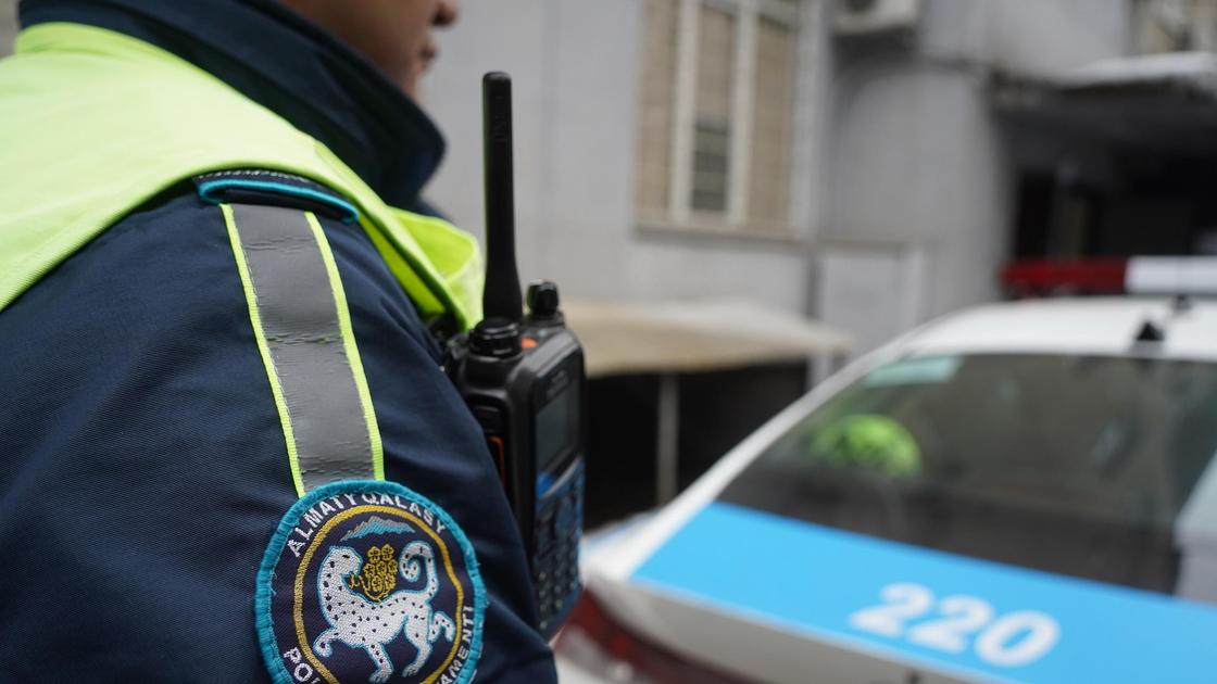 Полицейский возле служебного авто