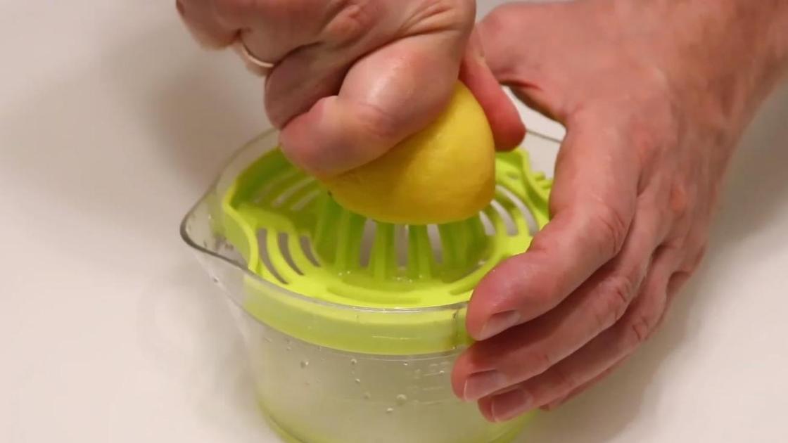 Выдавливают сок из половинки лимона