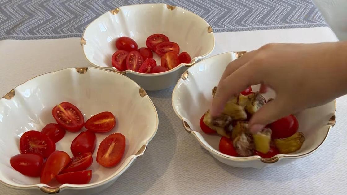 В пиалах кусочки томатов черри и баклажанов