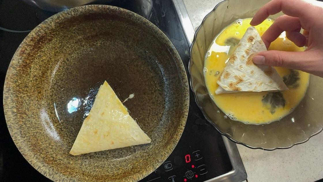На сковороде жарится треугольник из лаваша