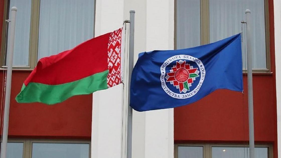 Флаг Беларуси и эмблема МИД Беларуси