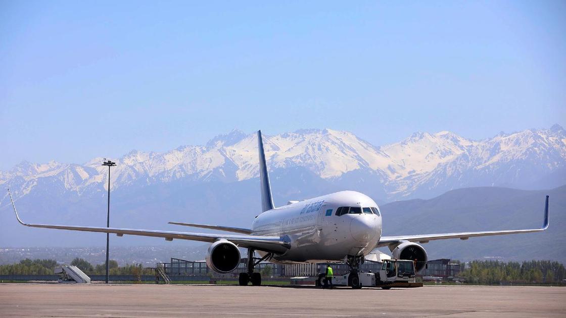 Самолет стоит в порту воздушной гавани