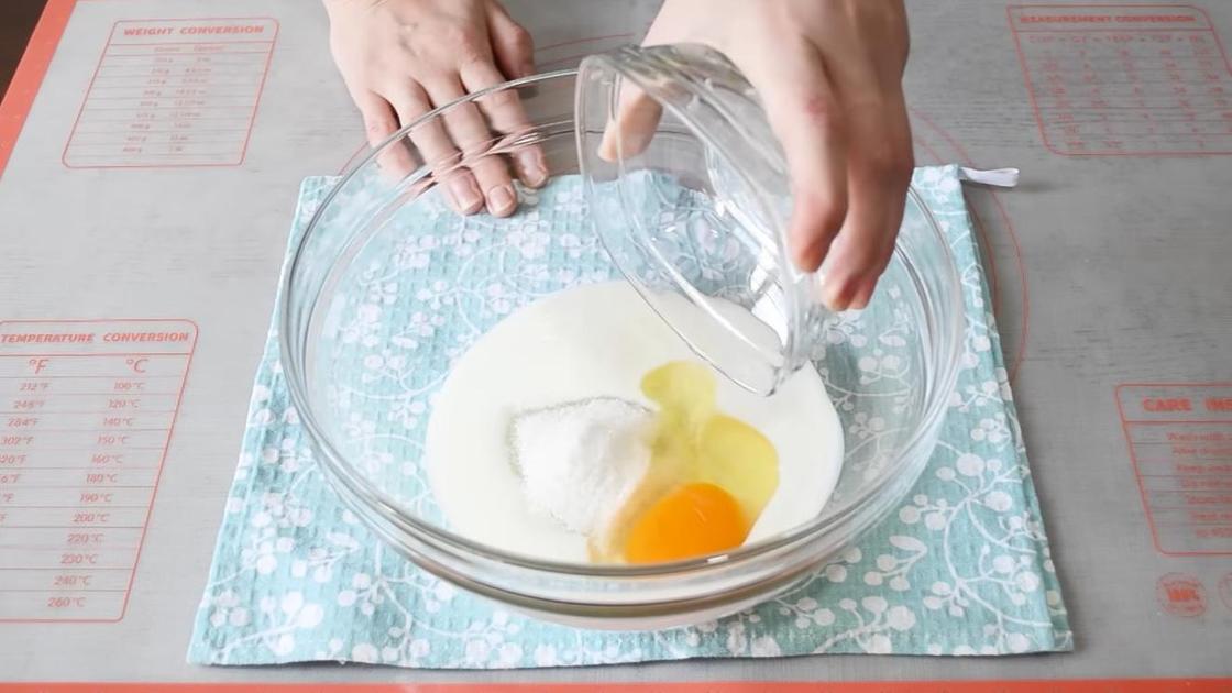 Кефир с яйцом в миске