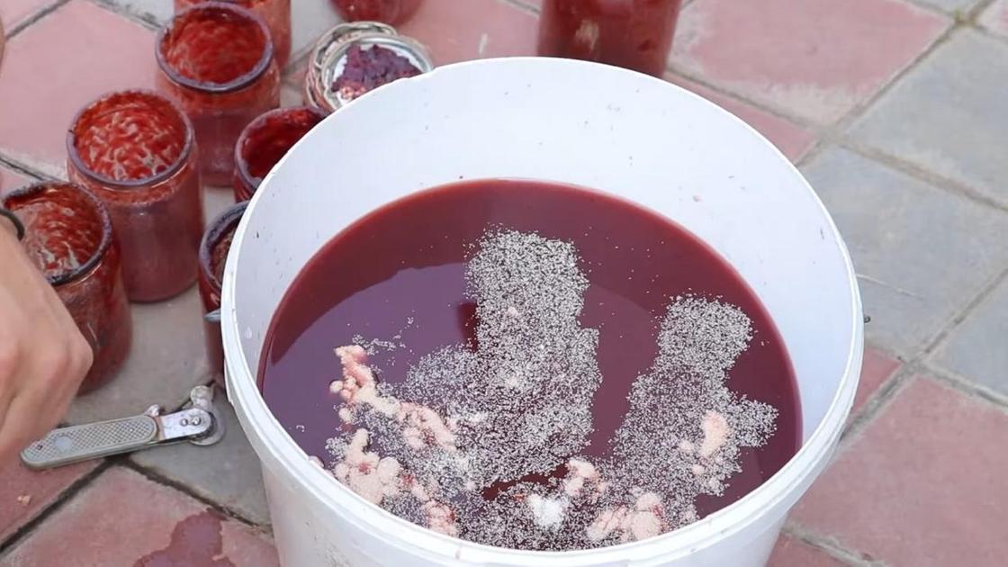 Сделать вино из забродившего варенья – это просто!