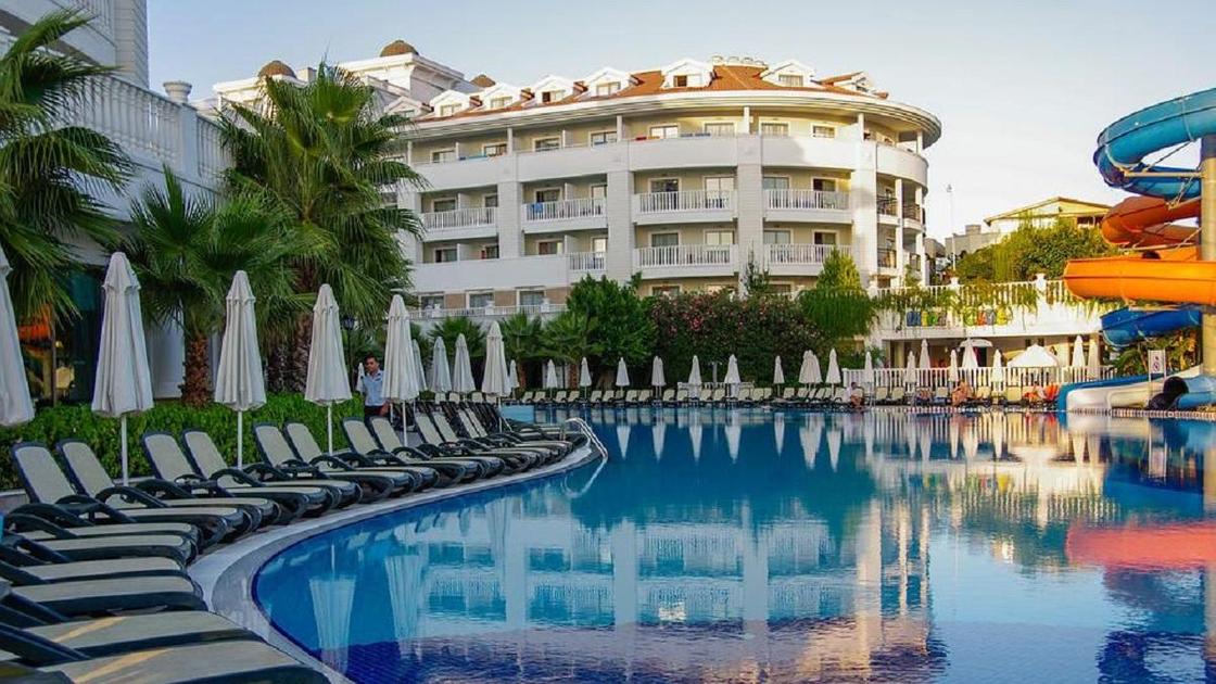 Отель с бассейном в Турции