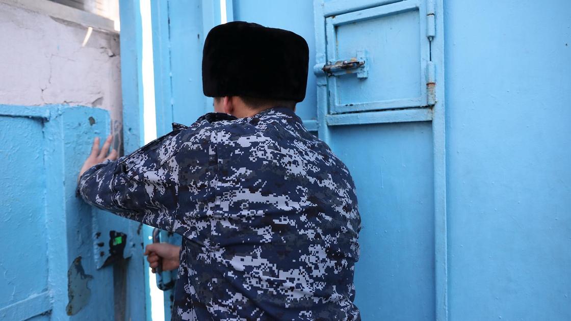 Сотрудник СИЗО закрывает дверь