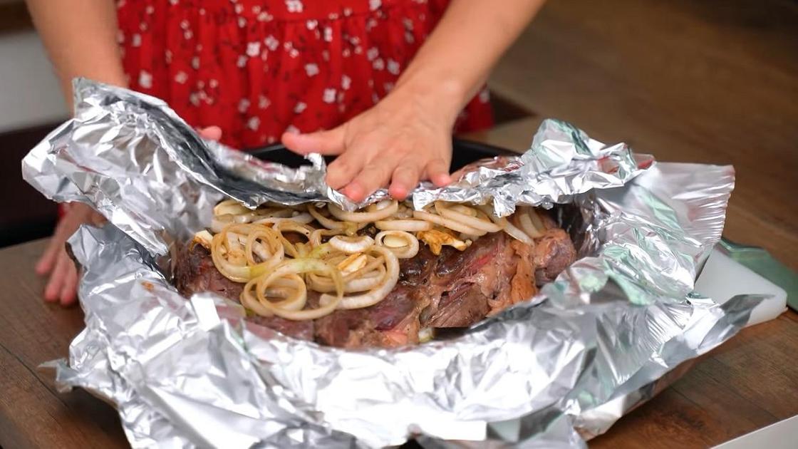 Мясо запечённое в фольге — рецепт с фото пошагово. Как запечь мясо свинины в фольге, в духовке?