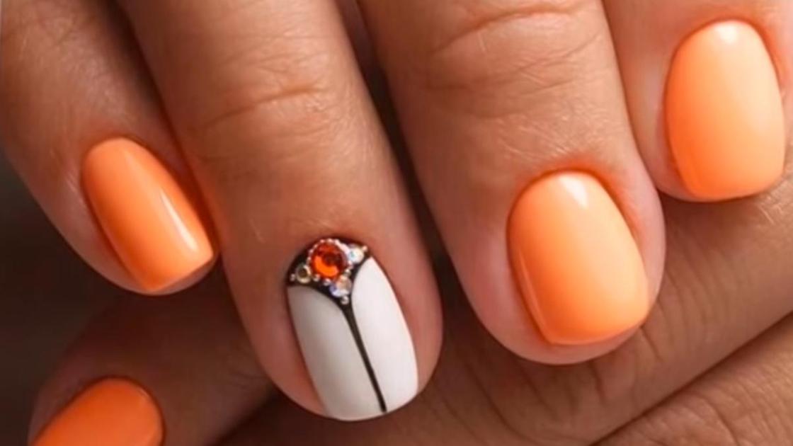Оранжевый маникюр с дизайном на короткие ногти