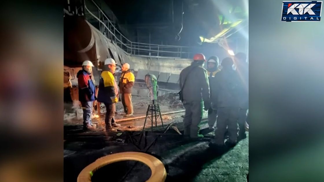 Люди на заводе в Таразе