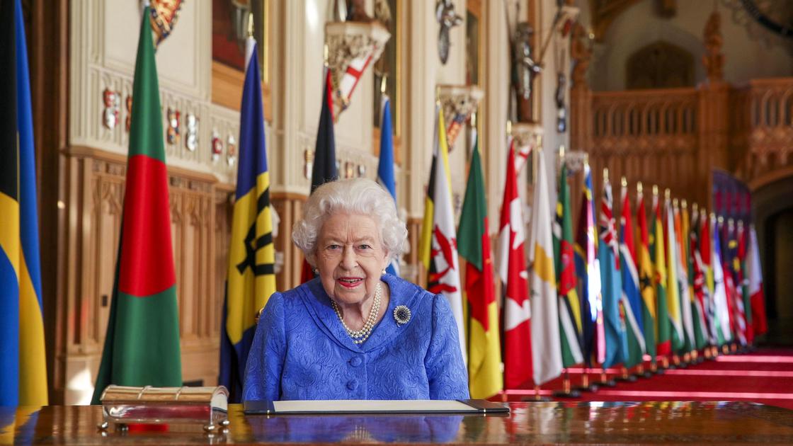 Королева Елизавета II на фоне флагов