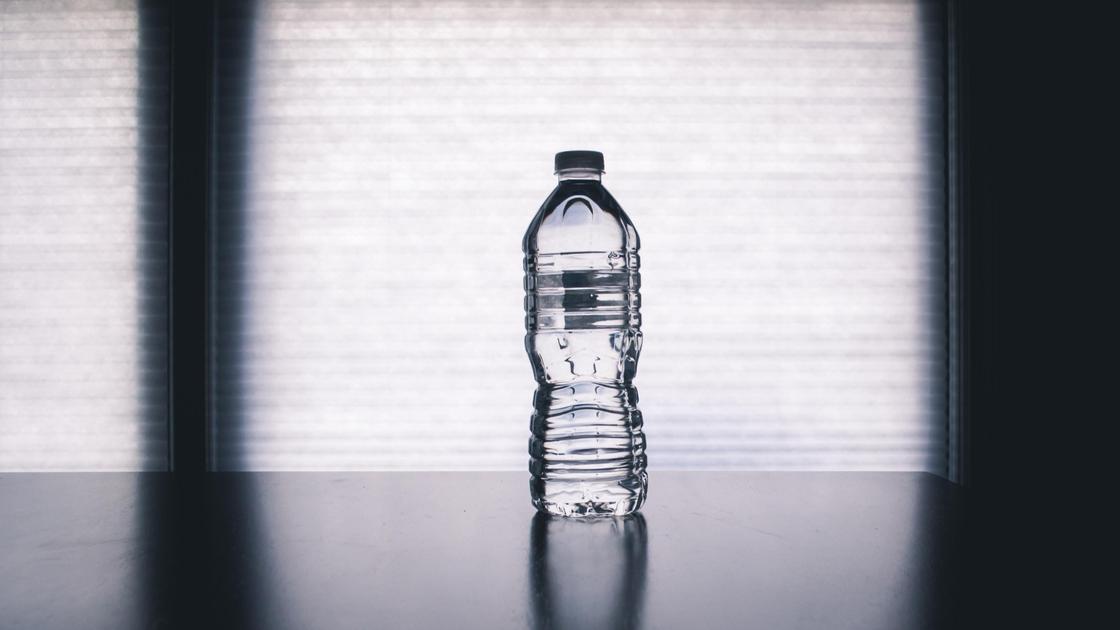 Бутылка воды на столе
