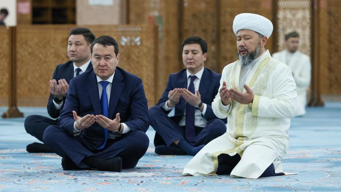 Алихан Смаилов в мечети