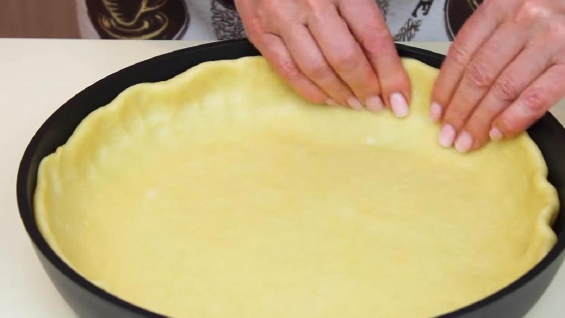 Раскатайте тесто и выложите на дно формы