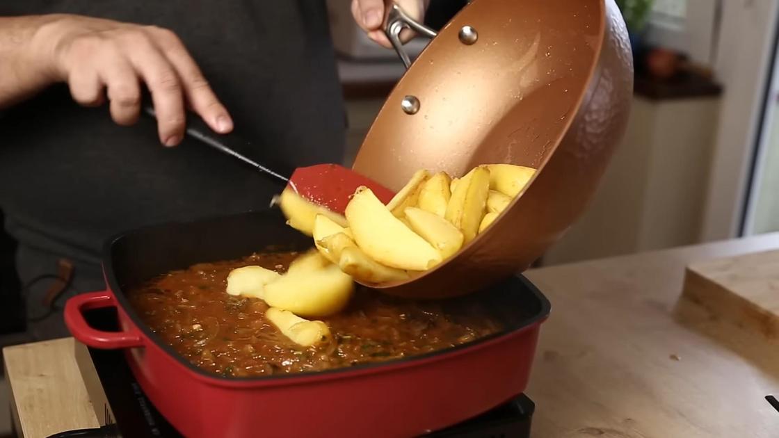 Добавление картофеля в сковороду с азу