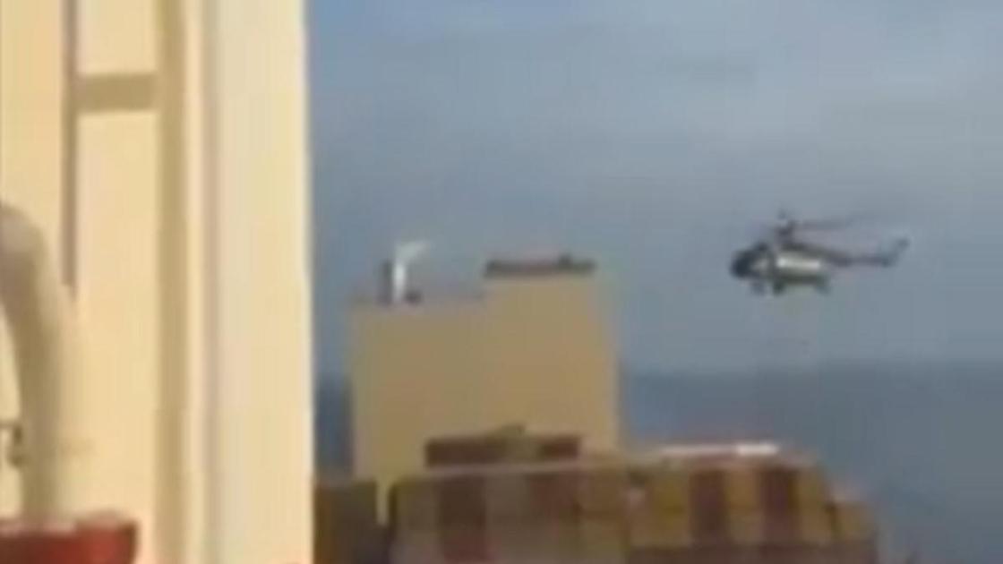 Вертолет над судном