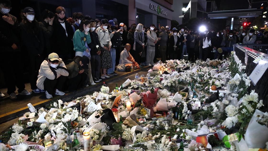 Жители Сеула возложили цветы у места трагедии