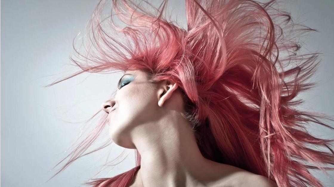 Женщина с розовыми волосами