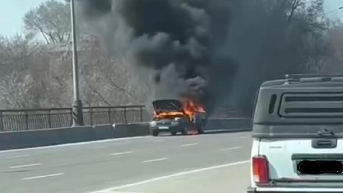 Горит автомобиль