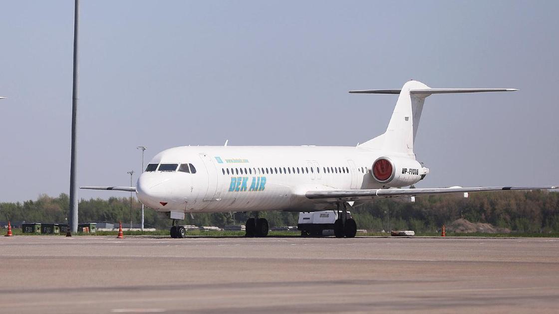 Самолет компании Bek Air стоит в аэропорту