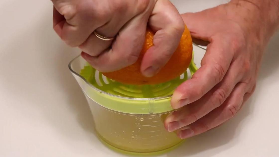 Выдавливание сока из апельсина