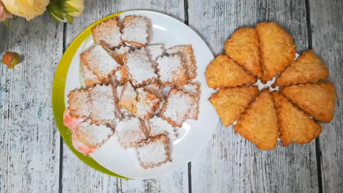 На сервировочной тарелке печенье квадратной и треугольной формы