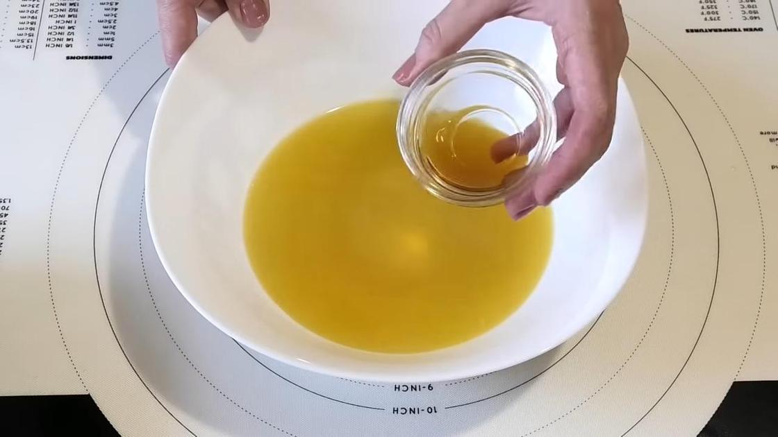 Коньяк вливают в сироп с маслом
