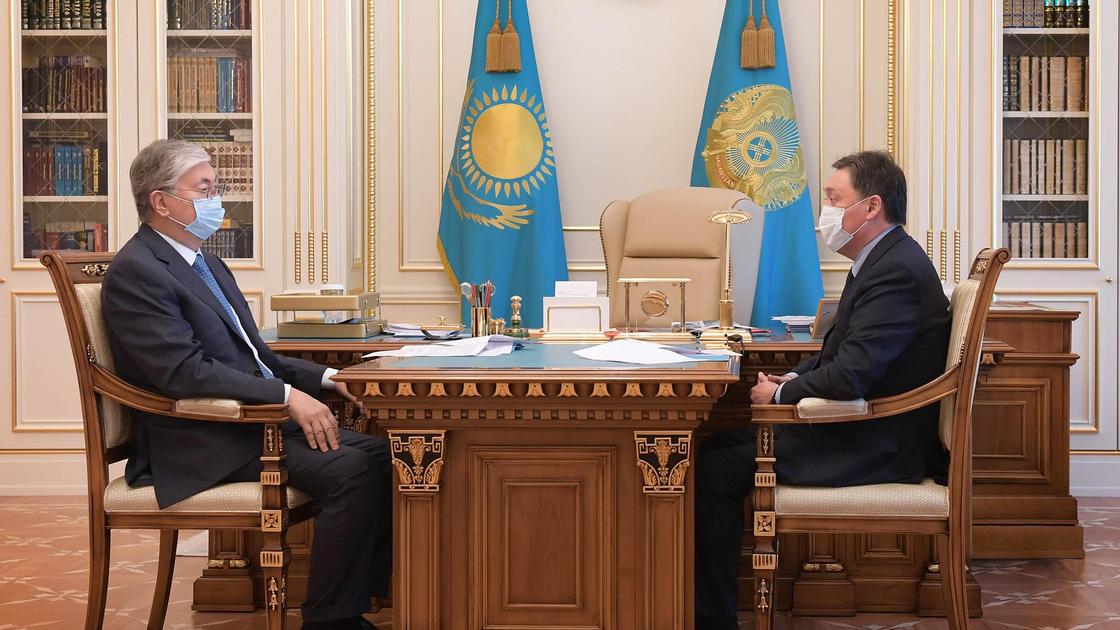 Касым-Жомарт Токаев и Аскар Мамин сидят за столом