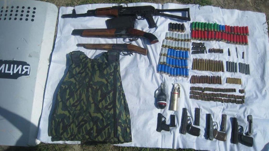 Оружие, бронежилет, щит и патроны, найденные в схроне в Алматы